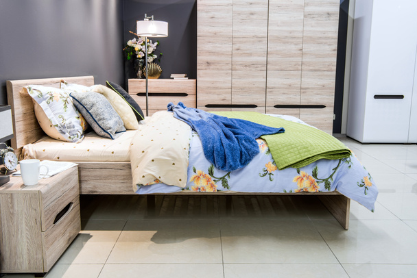 gemütliches, modernes Schlafzimmer mit Bett  - Foto, Bild