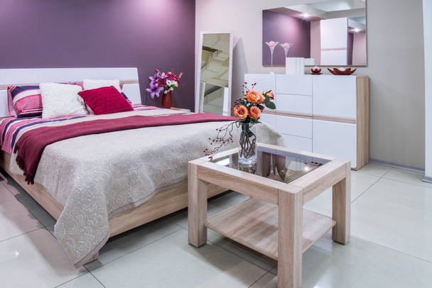 gemütliches modernes Schlafzimmerinterieur in violetten Tönen - Foto, Bild
