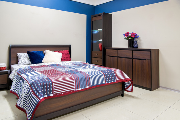 acogedor dormitorio moderno interior con cama
 - Foto, Imagen