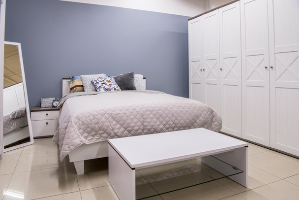 ベッドの居心地の良いモダンな寝室のインテリア - 写真・画像
