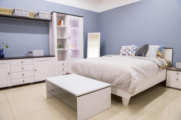 acogedor dormitorio moderno interior con cama
 - Foto, Imagen