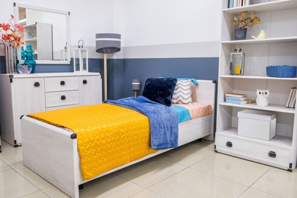 Accogliente camera da letto moderna con mobili
 - Foto, immagini