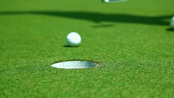 Golf oyuncu Putt Golf topu yakın çekim - Video, Çekim