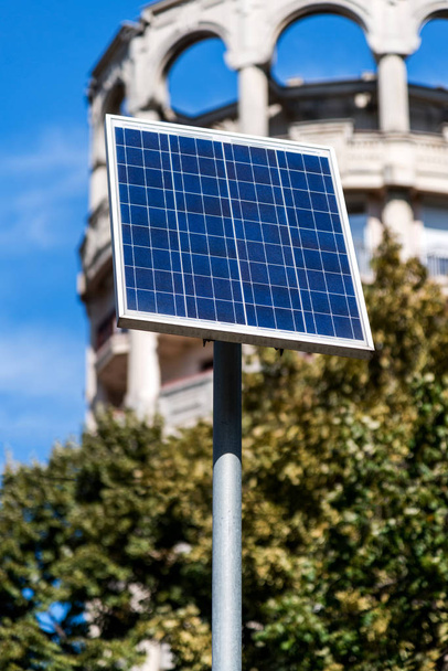 Solární panel poskytuje název ulice a osvětlení ve městě - zdroj alternativní elektrické energie - Fotografie, Obrázek