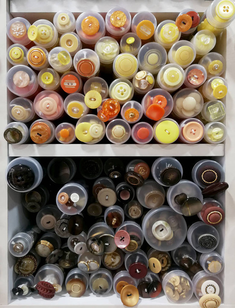 botões coloridos de vários tamanhos
 - Foto, Imagem