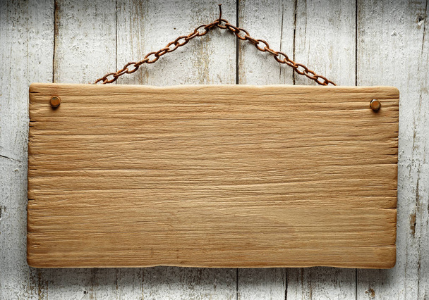 tabuleta de madeira pendurada em uma corrente enferrujada
 - Foto, Imagem