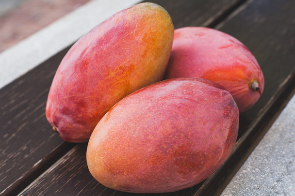 owoce dojrzałe mango słodki nad drewnianym stole - Zdjęcie, obraz