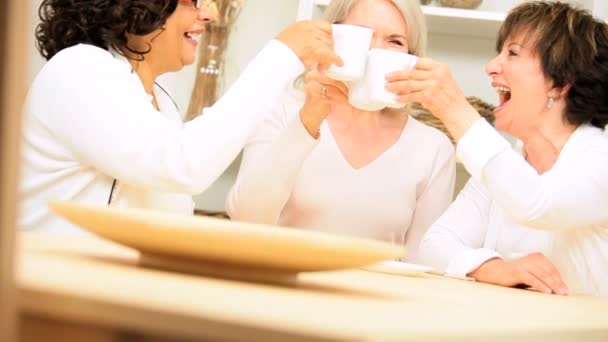 multi étnico seniores namoradas rindo sobre café
 - Filmagem, Vídeo