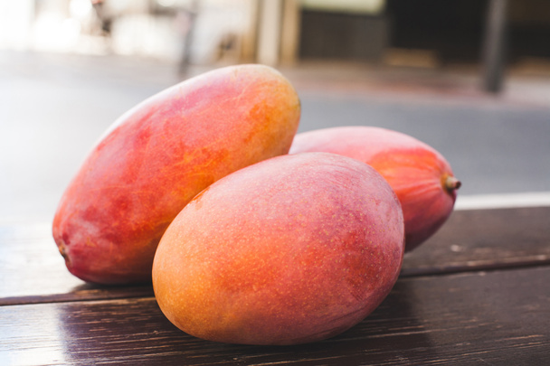 édes érett mangó gyümölcs fából készült asztal fölé - Fotó, kép
