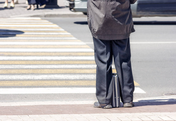 elderly man waiting to cross the street - Zdjęcie, obraz