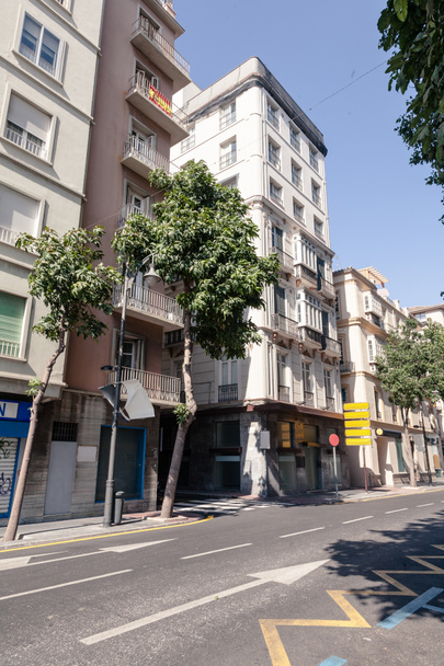 vista de la calle española bajo cielo despejado
 - Foto, Imagen