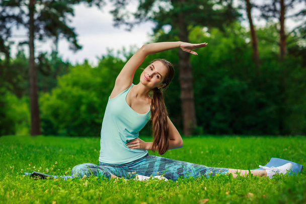 Hermosa joven haciendo ejercicio de yoga al aire libre - Foto, Imagen