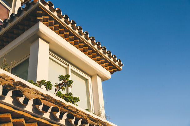 tetto della casa spagnola sotto il cielo blu
  - Foto, immagini