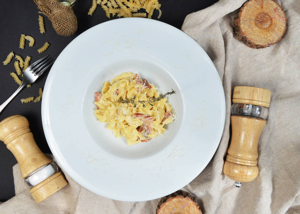 Deliciosa pasta Carbonara en un plato grande
 - Foto, Imagen