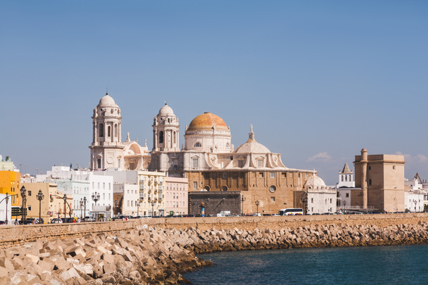 näkymä Cádizin katedraaliin sinisen taivaan alla, Cádiz, Espanja
 - Valokuva, kuva