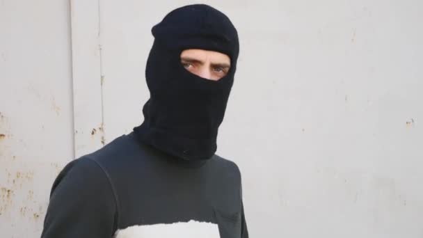 Aggressive masked man with a baseball bat - Кадры, видео
