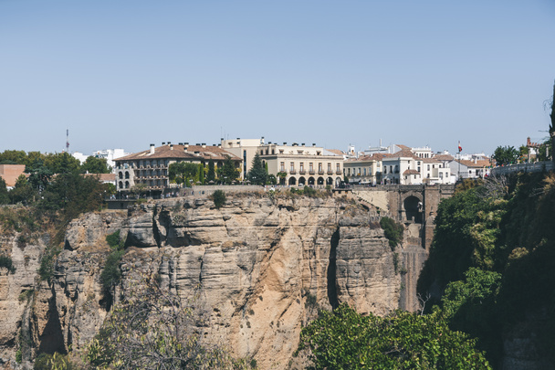 festői kilátást az épületek, a rock, Ronda, Spanyolország - Fotó, kép