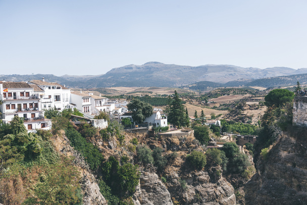 vue panoramique du paysage espagnol avec collines, montagnes et bâtiments
 - Photo, image