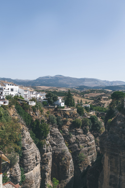 мальовничим видом будівель на скелі, Ронда, Іспанія - Фото, зображення