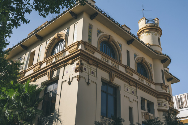 vista da fachada do edifício sob o céu azul, Sevilha, Espanha
 - Foto, Imagem