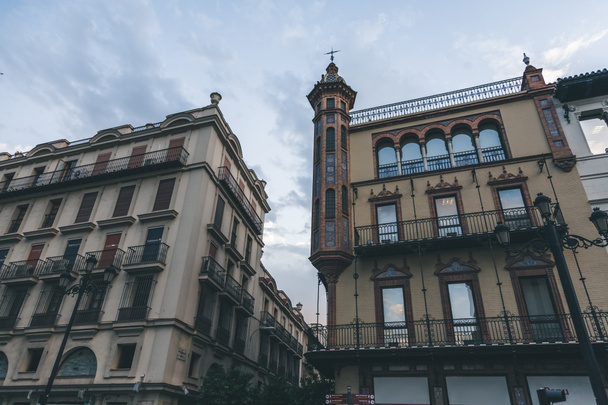 Elewacje budynków w piękne niebo pochmurne, Hiszpania - Zdjęcie, obraz