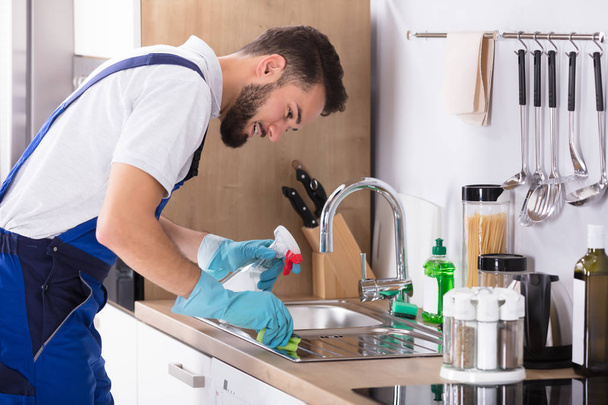 Man Cleaning Kitchen Worktop - Foto, afbeelding