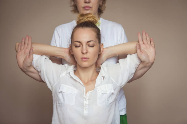 Young woman having massage treatment - Foto, Bild
