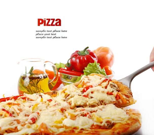 Supreme Pizza tranches levées avec du thon et du paprika isolé sur fond blanc
 - Photo, image