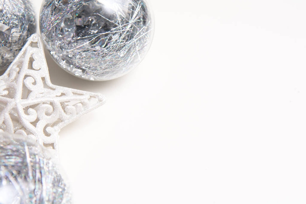 weiße Weihnachten Hintergrund mit Christbaumkugel und Stern Weihnachtsdekoration - Foto, Bild
