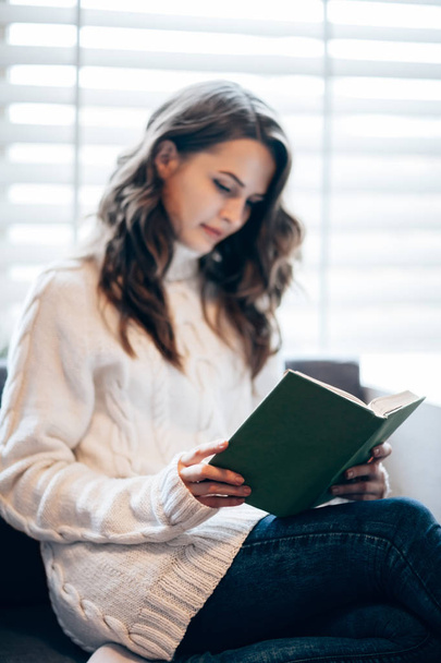 woman reading book at home - Foto, Imagem