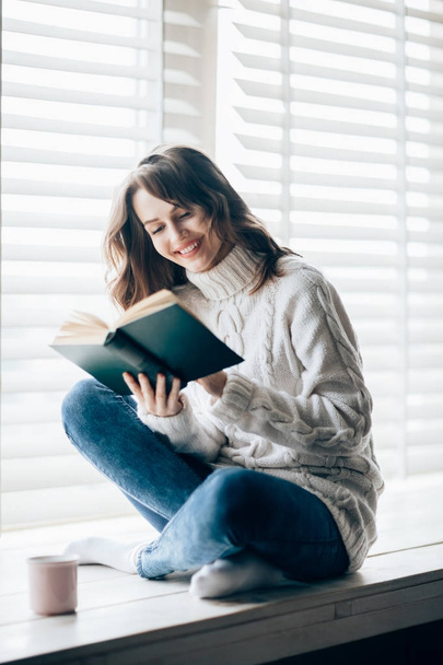 Happy beautiful woman reading book  - Foto, afbeelding