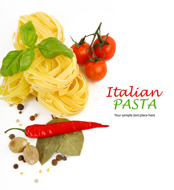 italienische Pasta mit Tomaten, Paprika und Basilikum isoliert auf weiß. - Foto, Bild