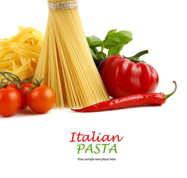 domates, kırmızı biber ve üzerinde beyaz izole fesleğen ile İtalyan makarna - Fotoğraf, Görsel