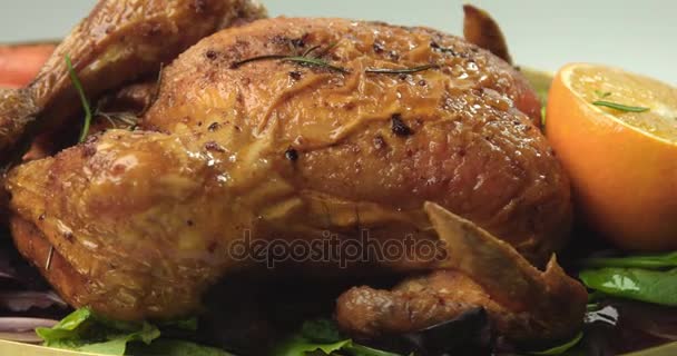pečené kuře s pomeranče a rozmarýnu - Záběry, video