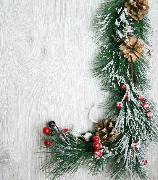 Composition de Noël et Nouvel An. Cônes de pin, branches d'épinette sur fond blanc bois
 - Photo, image