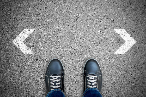 Siyah casual ayakkabı gitmek için hangi yolu karar kavşak ayakta. - Fotoğraf, Görsel