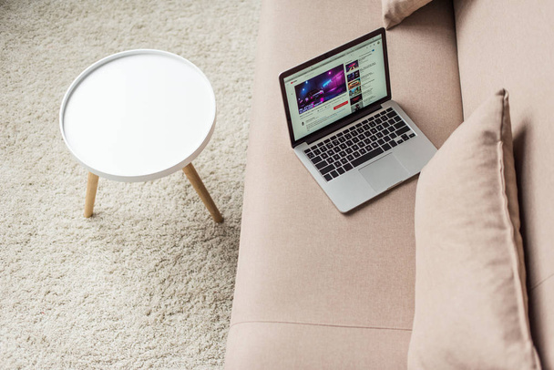 high angle view of laptop standing on cozy couch with youtube website on screen - Foto, Bild