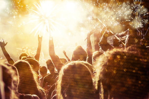 Concepto de Año Nuevo - aplaudir a la multitud y los fuegos artificiales
 - Foto, Imagen