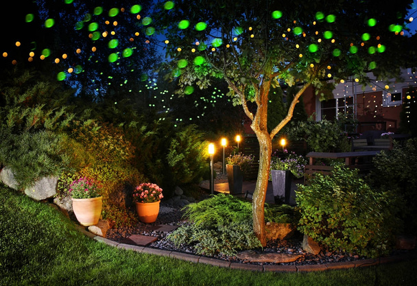 Festliche Beleuchtung des heimischen Gartens - Foto, Bild