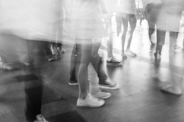 Motion blur zsúfolt emberek séta, fashion mall-ban fekete-fehér - Fotó, kép