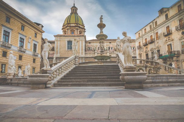 Kuuluisa suihkulähde häpeä barokki Piazza Pretoria, Palermo, Si
 - Valokuva, kuva