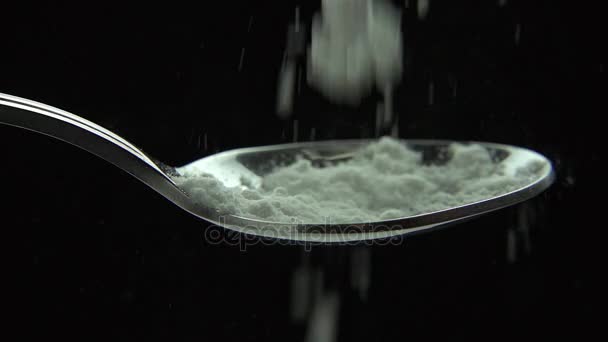 Polvo de azúcar blanco caer en una cuchara
 - Metraje, vídeo