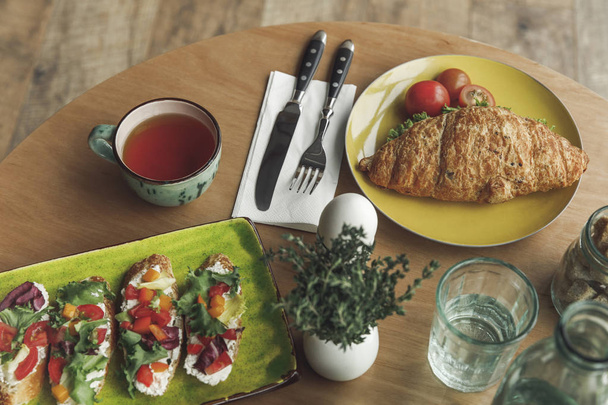 close-up view of gourmet healthy breakfast with sandwiches and tea  - Foto, imagen