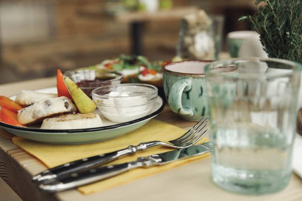close-up view of utensils, cutlery and healthy breakfast on table - Foto, imagen