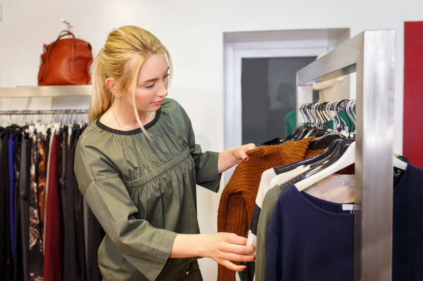 young woman chooses in the store - Valokuva, kuva
