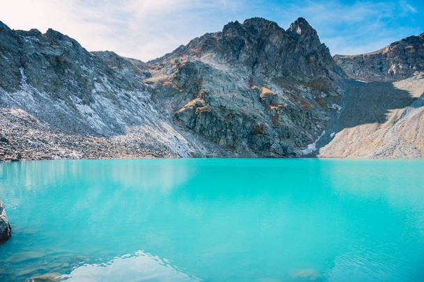 Кришталево-синій вид на гірське озеро
  - Фото, зображення