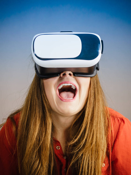 Girl wearing virtual reality goggles. - Valokuva, kuva