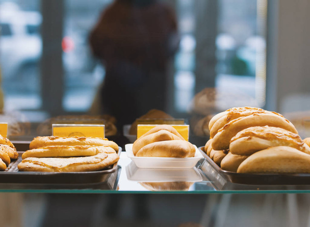 Productos de panadería en el escaparate
 - Foto, Imagen