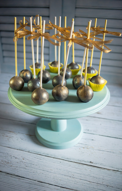 Pop dorty ke zlaté na dřevěný stojan - Fotografie, Obrázek