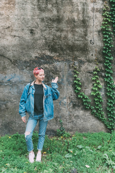 jeune femme cheveux roses en plein air posant caméra à la recherche - blogueur, concept influenceur
 - Photo, image